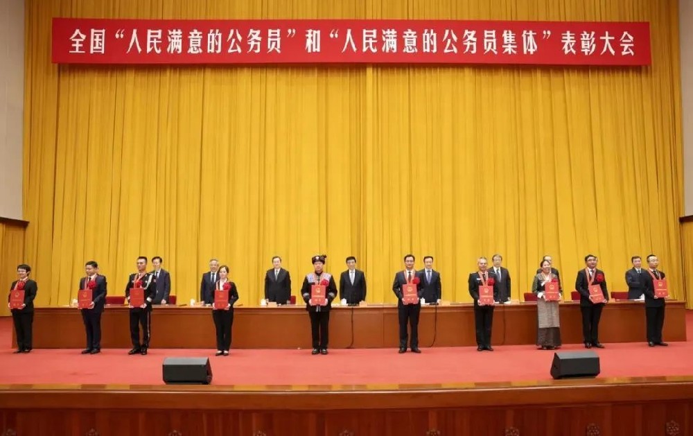 人民滿意的公務(wù)員、跨海高鐵、電力裝備綠色低碳發(fā)展、網(wǎng)絡(luò)文明等中英翻譯