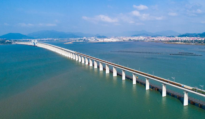 人民滿意的公務(wù)員、跨海高鐵、電力裝備綠色低碳發(fā)展、網(wǎng)絡(luò)文明等中英翻譯